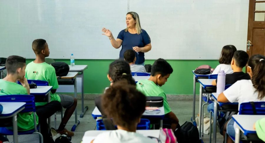Mais de 162 mil candidatos fazem provas para professores em SP