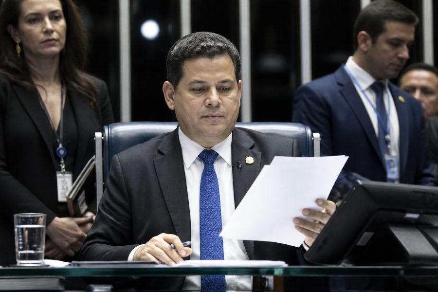 Alcolumbre envia PEC do fim da escala 6x1 para CCJ do Senado