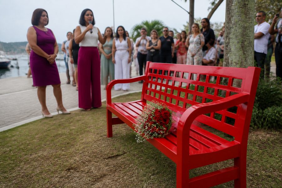 Búzios celebra memória de vítimas de feminicídio com Banco Vermelho