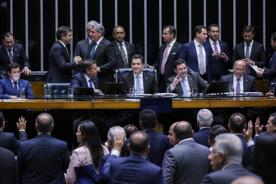 Câmara aprova redução de impostos sobre combustíveis e mais setores