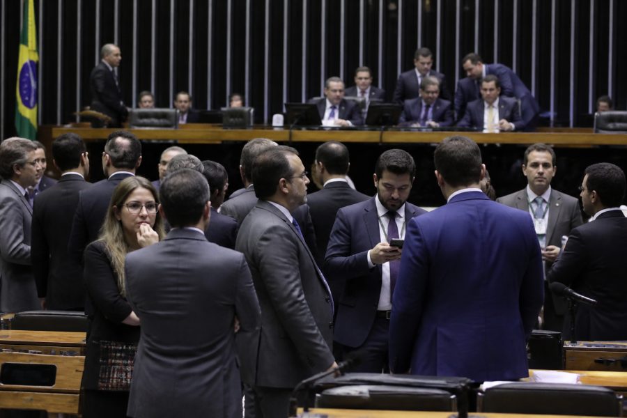 Congresso adia comissão sobre MP da “taxa das blusinhas”