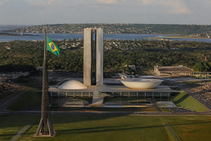 Corpos das vítimas de acidente no Paraná são retirados da pista