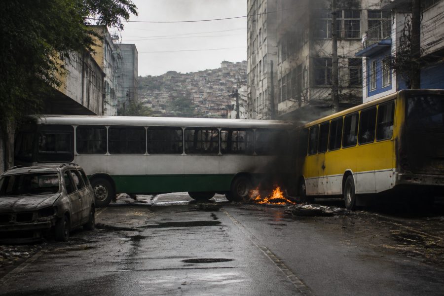 Criminosos bloqueiam ruas com ônibus em resposta a operação no Rio