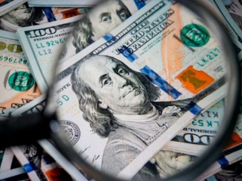 Dólar mantém estabilidade enquanto inflação surpreende; Ibovespa despenca