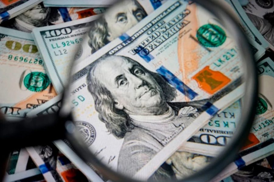 Dólar opera estável apesar de inflação acima do esperado. Bolsa afunda