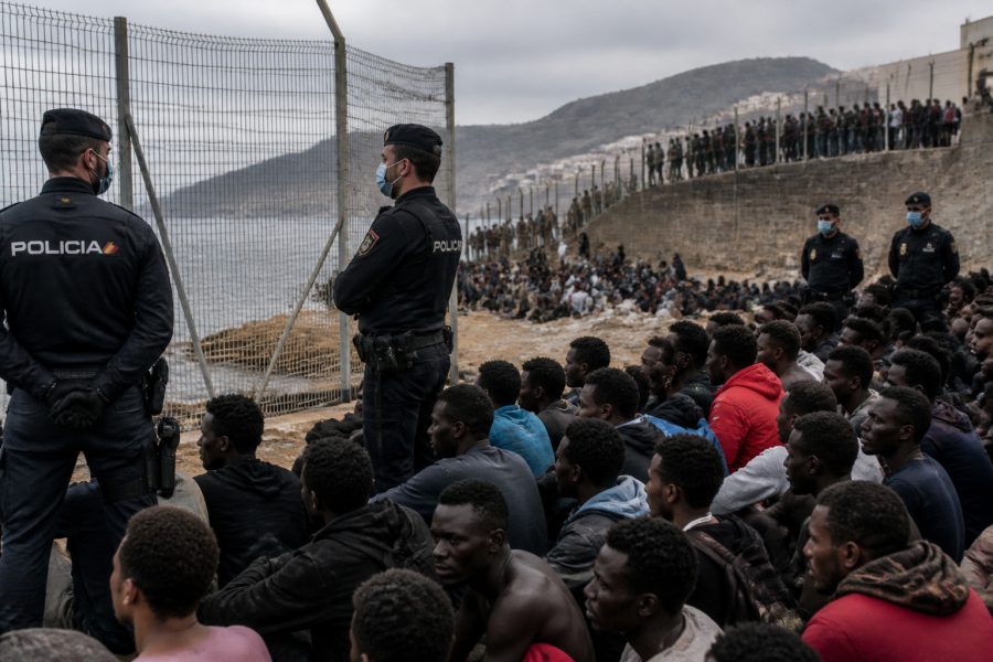 Desinformação sobre imigração em Ceuta: Espanha critica grupos reacionários