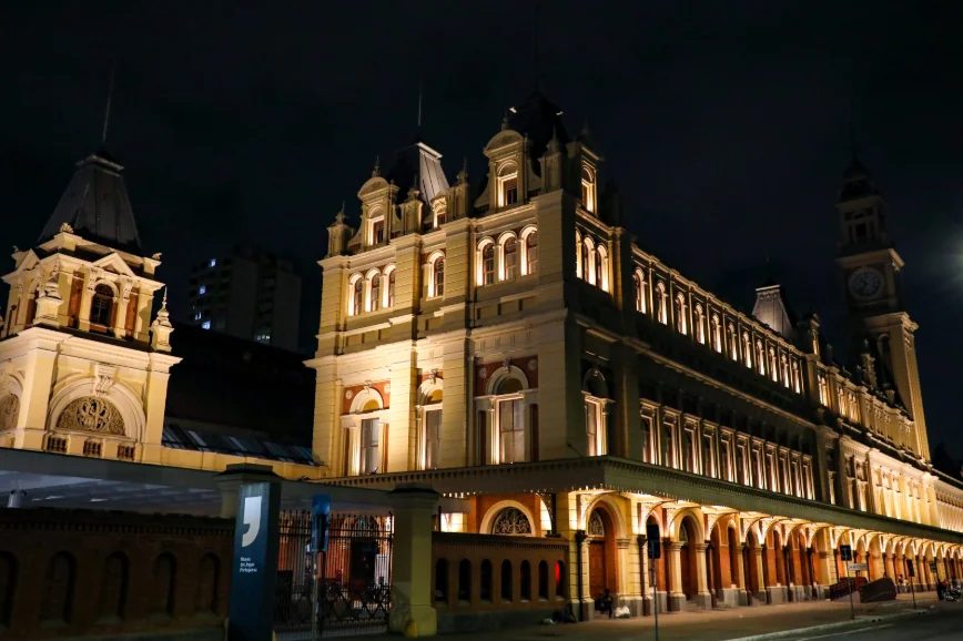 Exposição temporária Luz da Língua revisita os 20 anos do Museu da Língua Portuguesa 