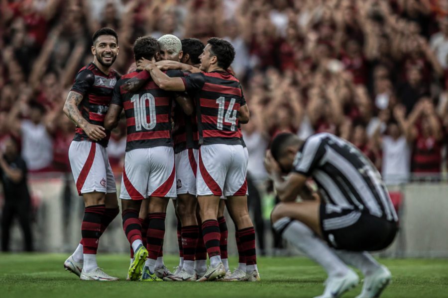 Flamengo goleia Atlético-MG e avança às quartas do Brasileirão A1