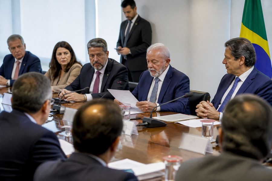 Governo Brasileiro Avalia Resposta a Tarifas dos EUA com Nova Lei
