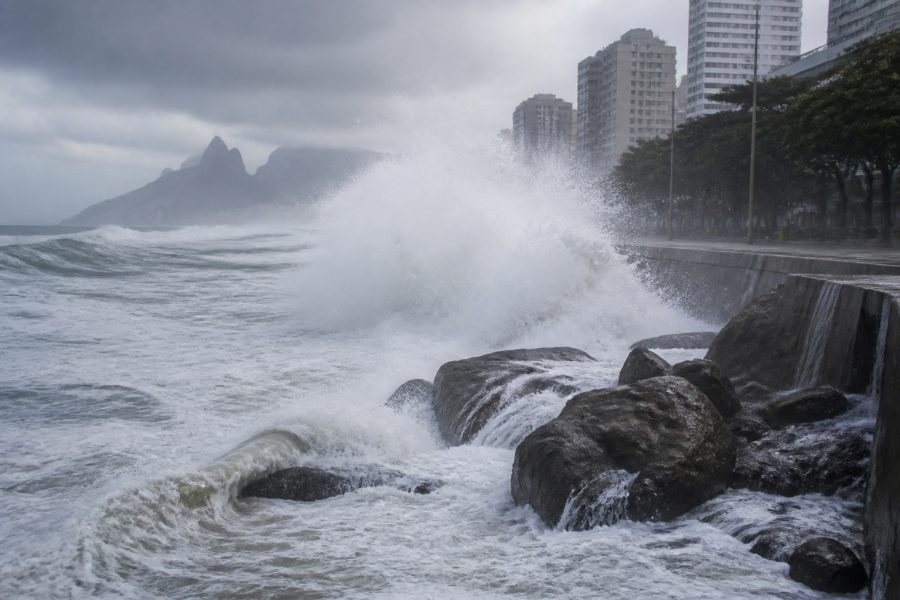 Marinha alerta sobre ressaca no litoral de SP e RJ com ondas altas