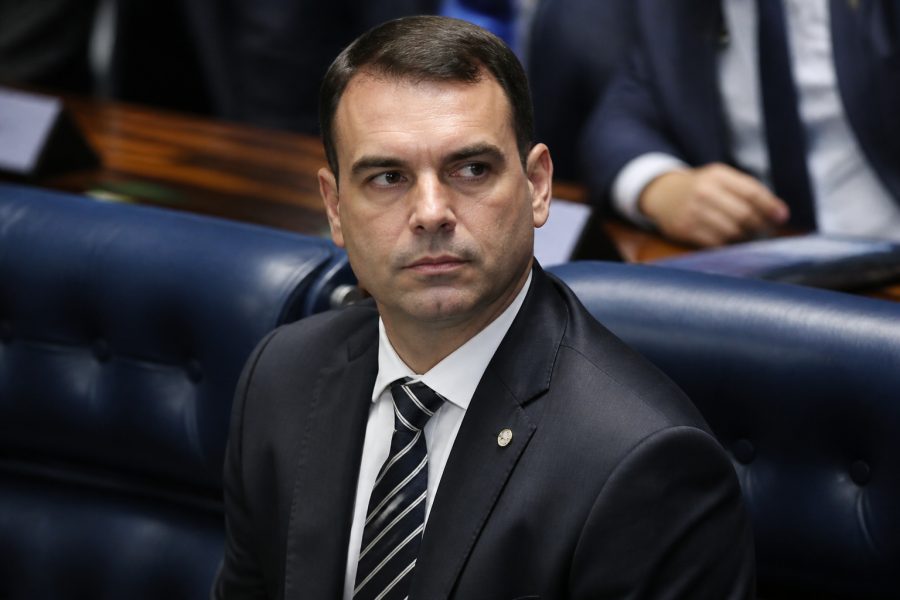 Flávio Bolsonaro é alvo de investigação por filiação irregular no Missão