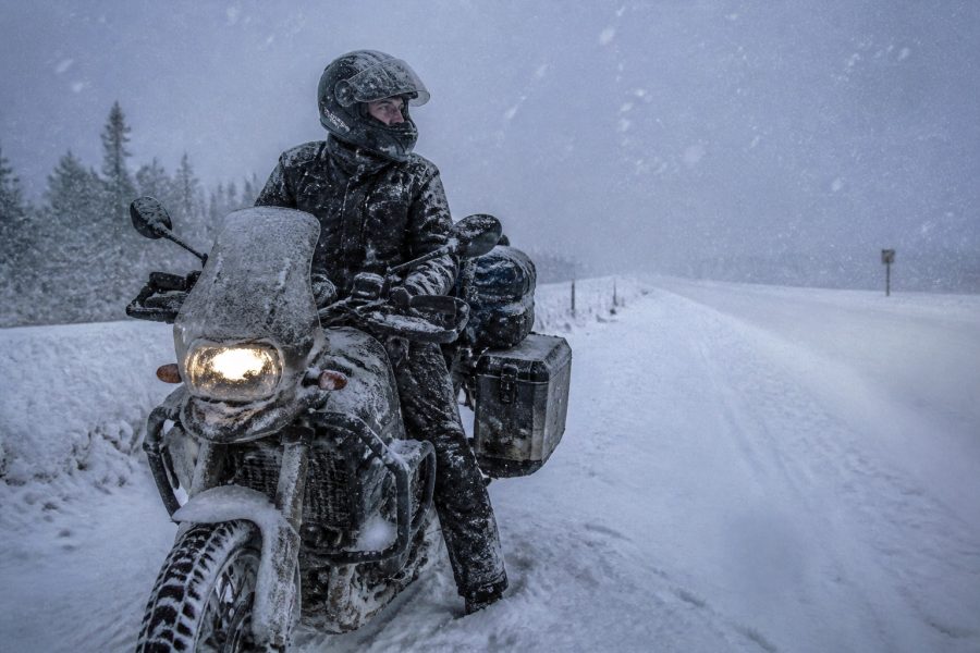 Motociclista enfrenta tempestade de neve no Alasca durante aventura global