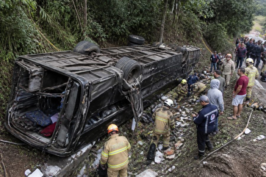 Acidente trágico em Petrópolis: ônibus tombado deixa 9 mortos