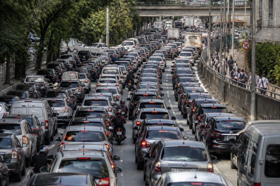 Greve de trens em SP causa engarrafamento de 750 km nas ruas