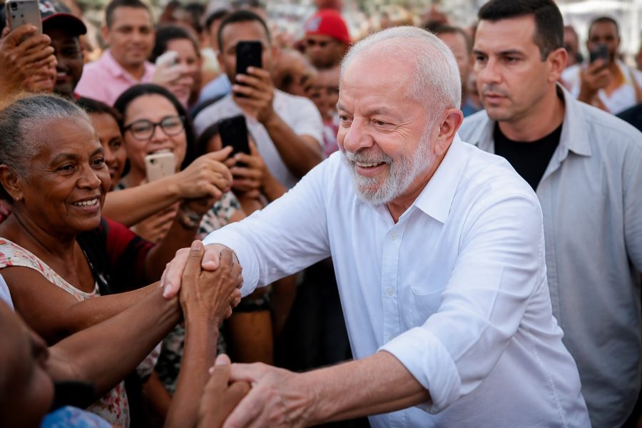 Lula busca reeleição com foco em políticas sociais e inclusão