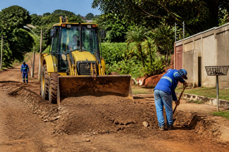 Serviços de manutenção de ruas atendem o loteamento Chácaras Boa Vista