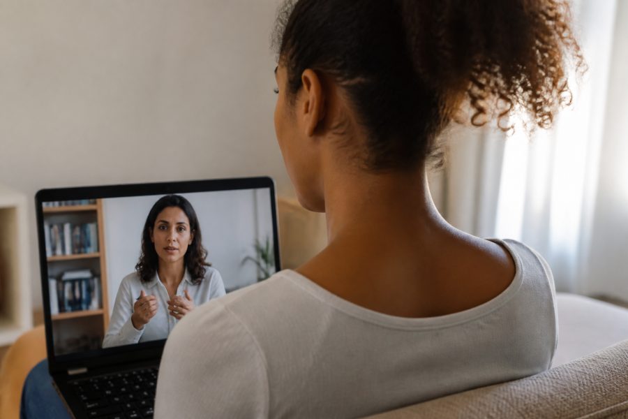 SUS oferece teleatendimento psicológico para mulheres em risco no Brasil