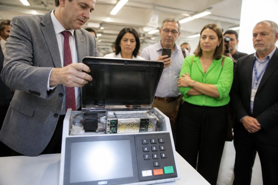 TRE-RJ revela segurança das urnas eletrônicas em evento para o público