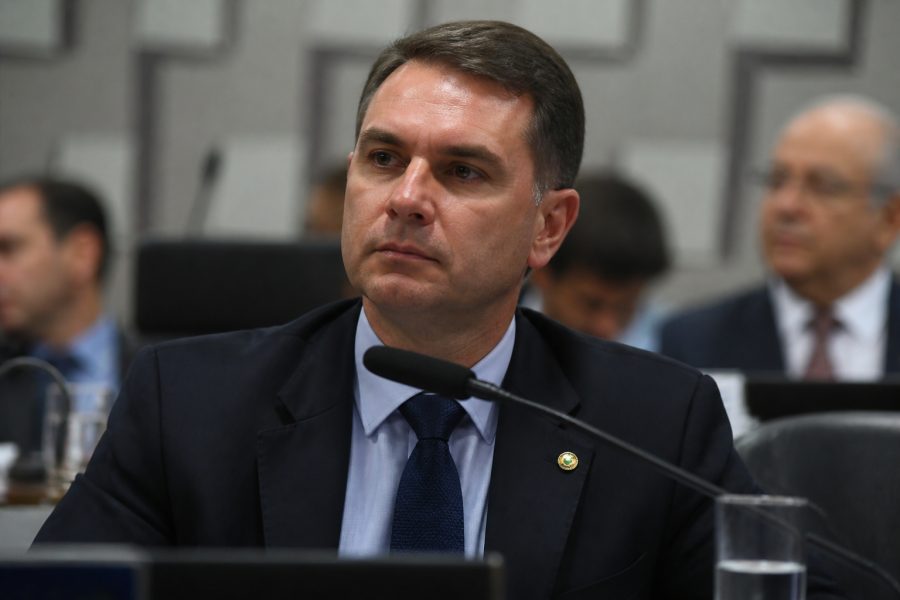 TSE determina que filiação de Flávio ao PL seja restabelecida