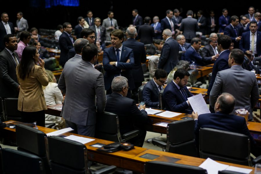 Votação da MP que zera "taxa das blusinhas" é adiada para terça