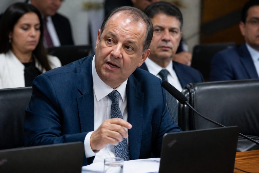 Senador Omar Aziz busca acelerar aprovação da PEC da jornada de trabalho