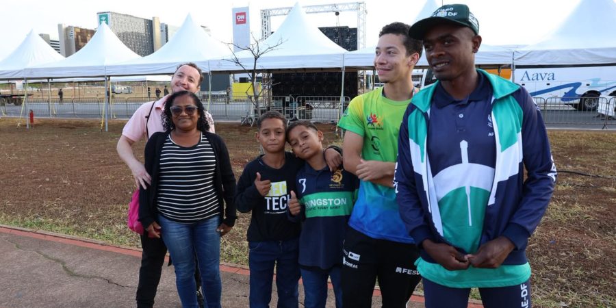 Brasileiros acordam cedo para prestigiar desfile de 7 de Setembro