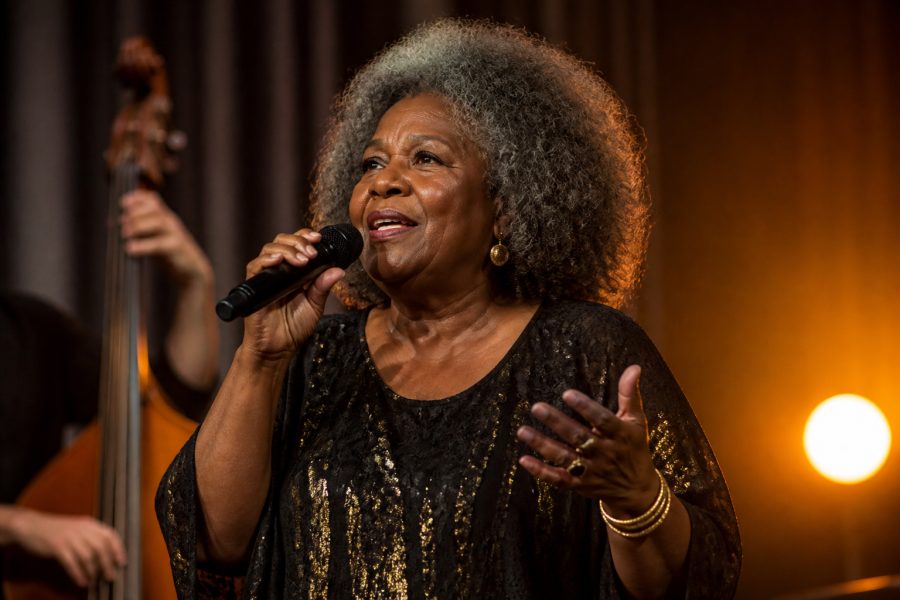 Áurea Martins apresenta show “Senhora das Folhas” na TV Brasil