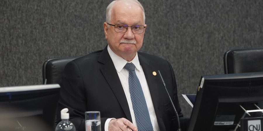 Fachin aguarda respostas de ministros antes de decidir sobre crise no STF