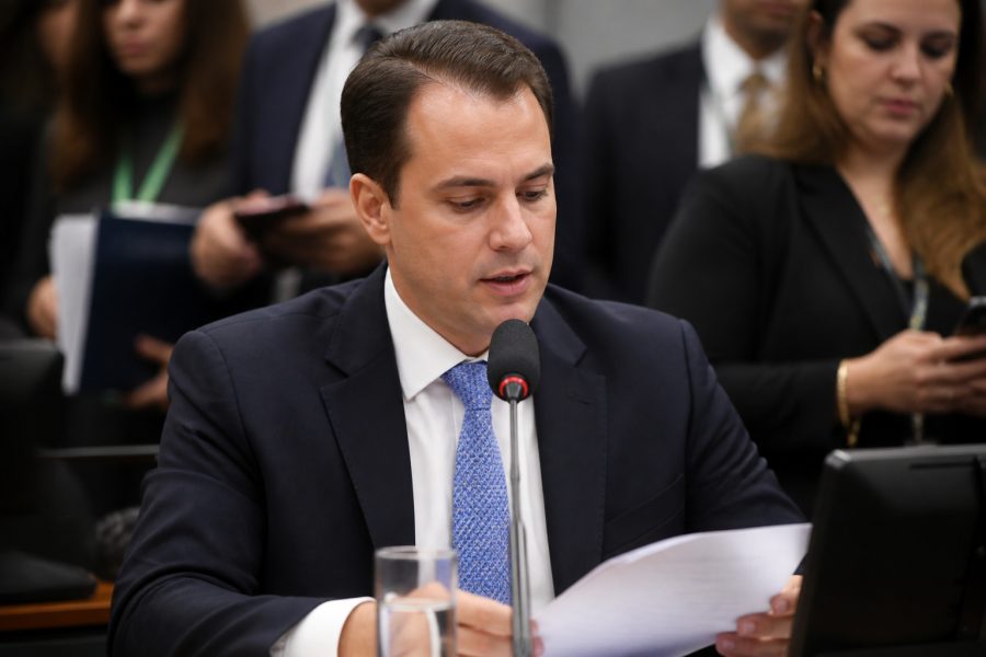 Relator da CCJ rejeita emendas da oposição que buscavam manter 6x1