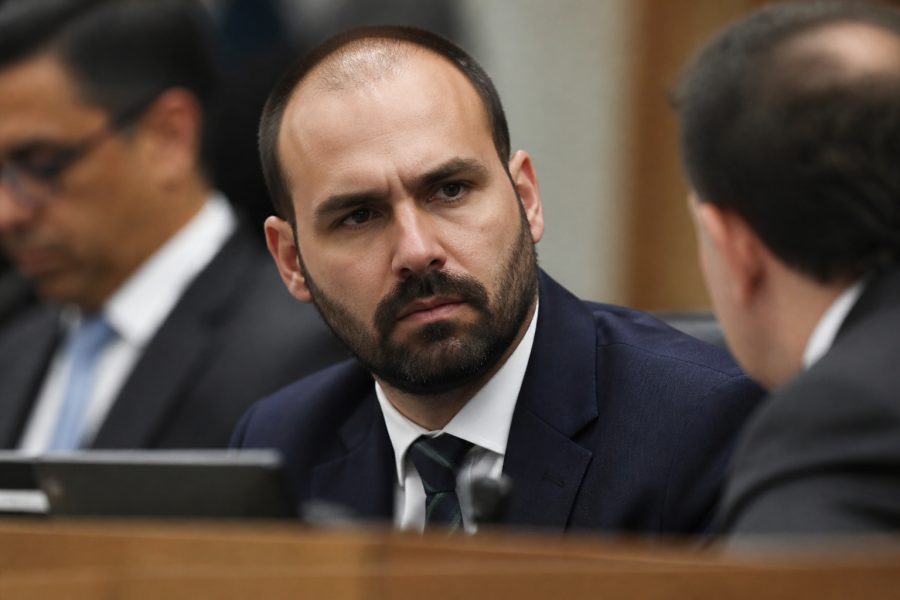 TSE manda Eduardo Bolsonaro retirar posts de desinformação sobre urnas